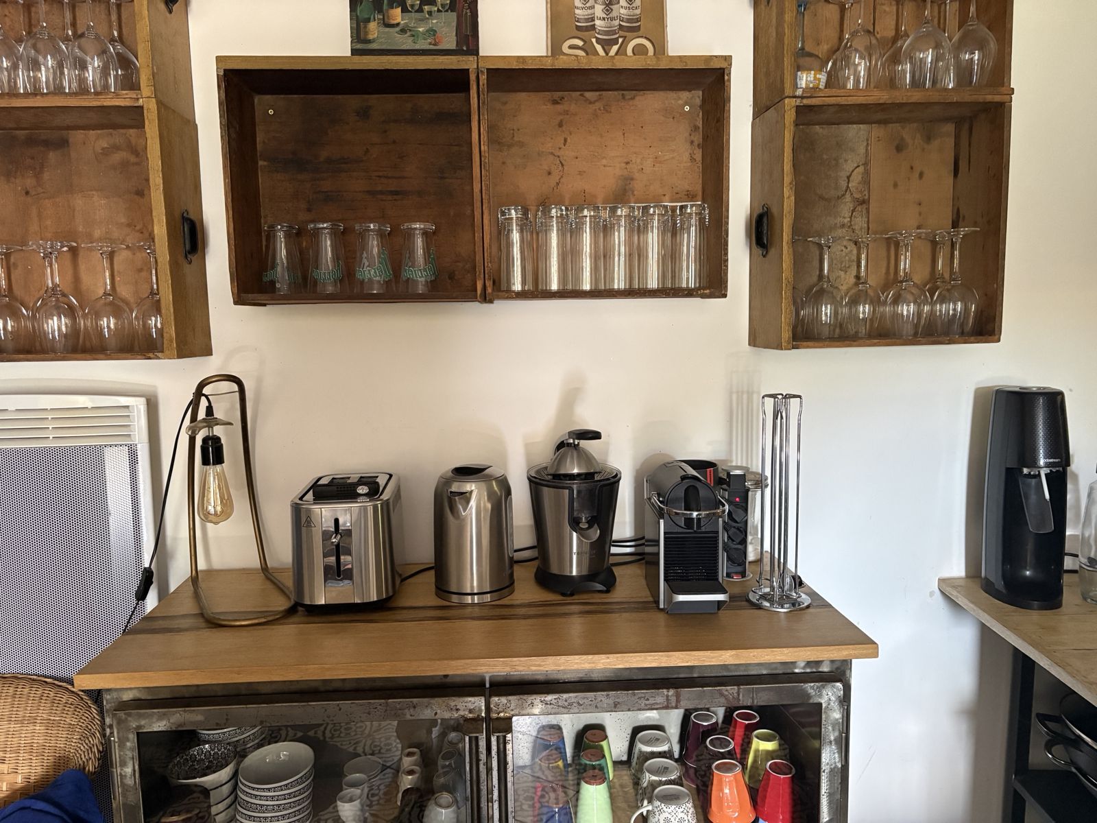 Le coin petit déjeuner : grille-pain, bouilloire, presse-agrumes et Nespresso