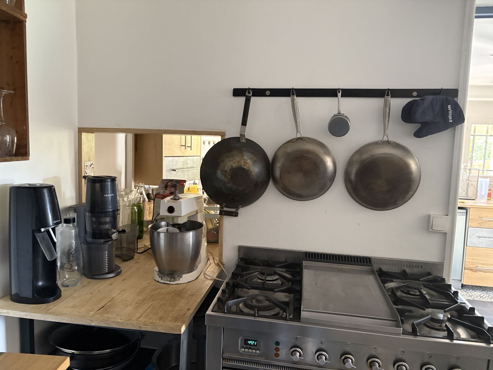 La grande cuisinière à gaz et son four extra-large