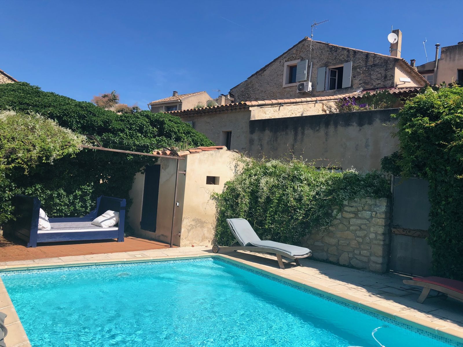La piscine, ses transats et le lit de sieste