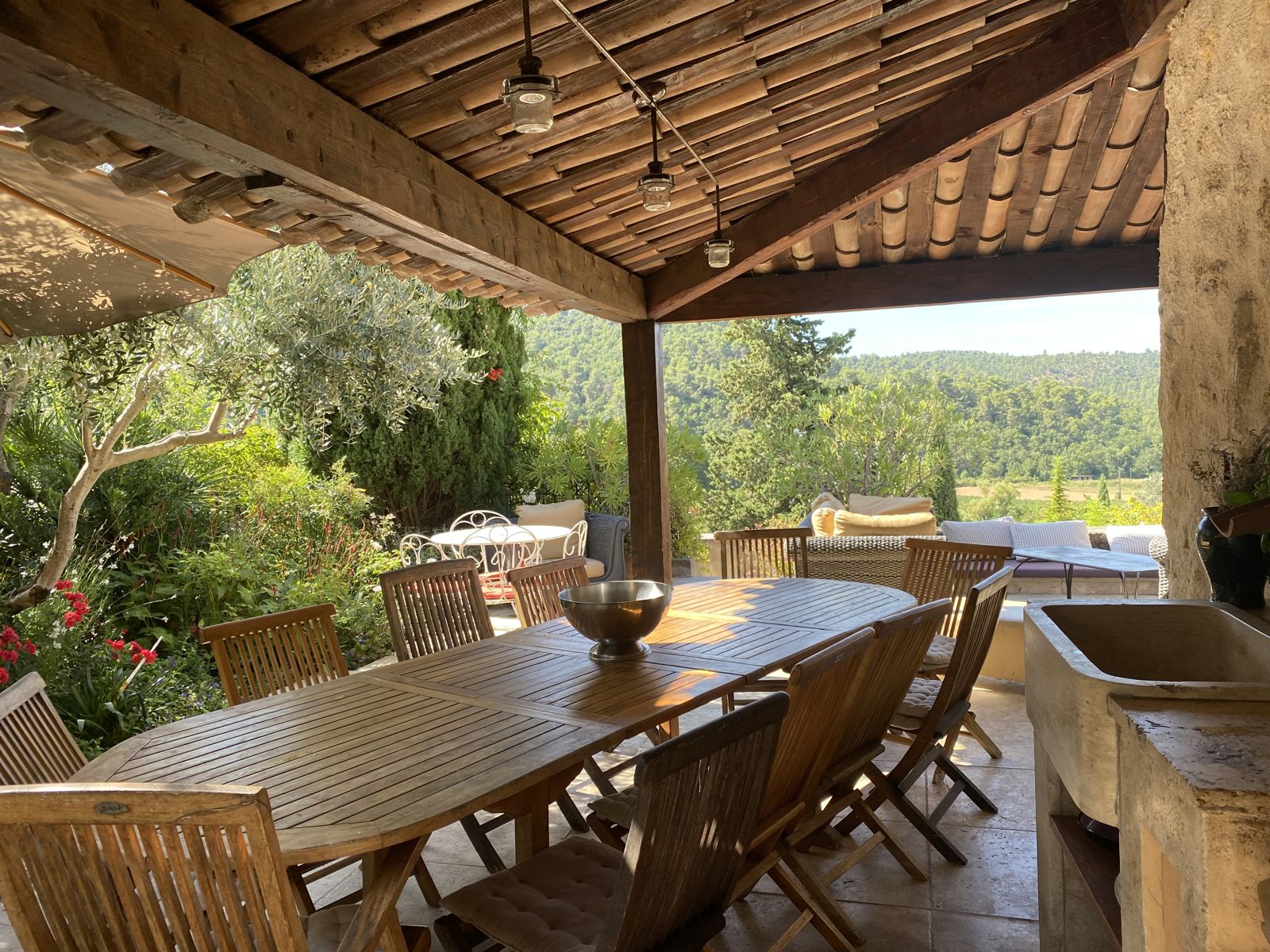 La grande table de 14 sous la terrasse couverte