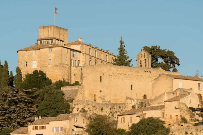 Le château d’Ansouis dominant le village
