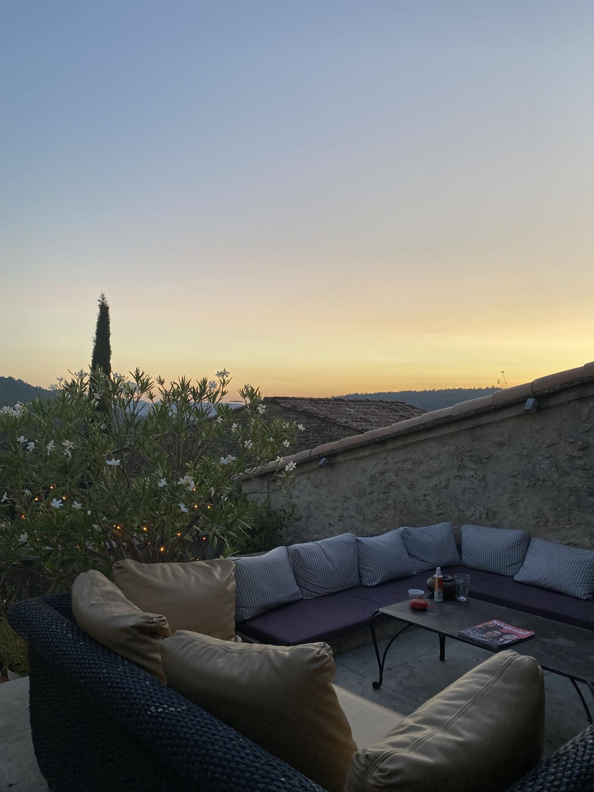 Le coin salon de la terrasse au coucher du soleil